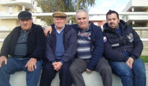 Con alcuni suoi amici tifosi della squadra di calcio locale