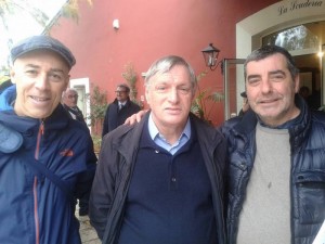 Da sx: Vito Savino (operatore sociale), don Luigi Ciotti, Andrea La Selva (presidente cooperativa Ezer)