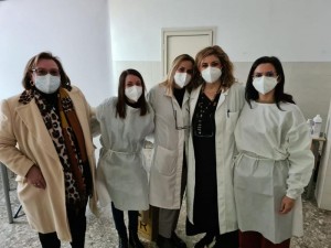 La prof.ssa Angela Borrelli, dirigente scolastico del Simone-Morea con la dott.ssa Cesaria Alfarano  e le operatrici sanitarie Angelica D’Addabbo, Isabella Bettini e Maria Cassano