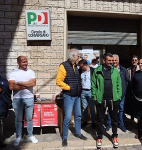 Decaro durante l'incontro nel circolo del PD