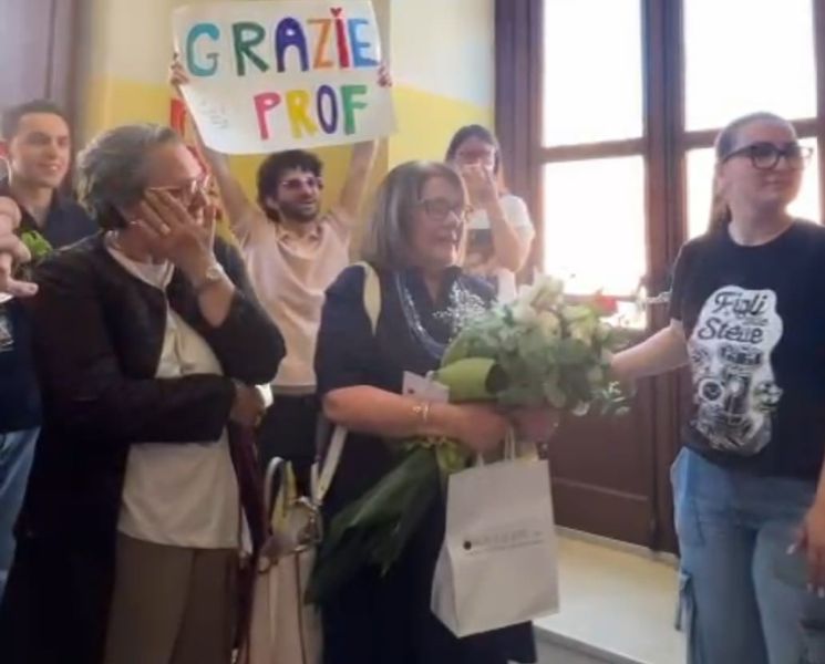 La commozione del Simone-Morea per l’addio all’insegnamento della prof.ssa Candida De Toma: “Cari ragazzi, grazie! Avete saputo leggere che vi ho voluto e vi voglio tanto bene”