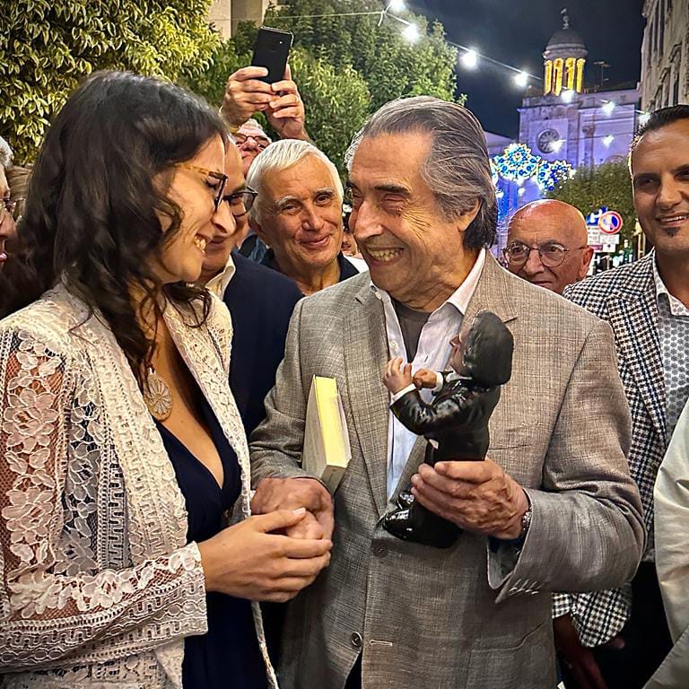 Marilyn Cerri con il maestro Riccardo Muti in Corso Umberto nell'estate del 2023